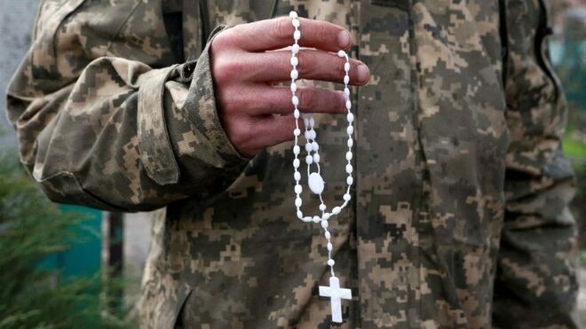 Soldado ucraniano con el rosario en la mano