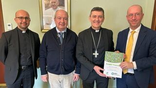 Entrega del material sobre "Human Fraternity", proyecto de la OIEC