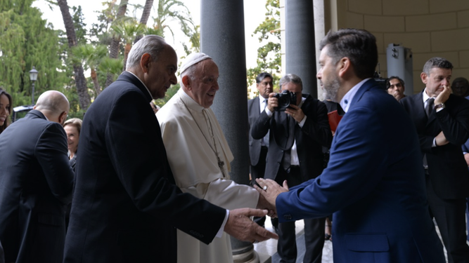 El Papa saluda al juez Urrutia