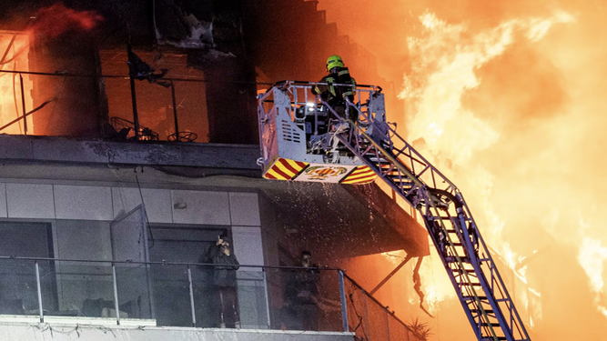 Los bomberos, en pleno incendio