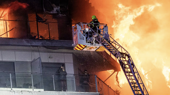 Los bomberos, en pleno incendio