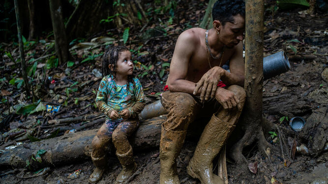 Federico Ríos. Migrantes atravesando el Tapón del Darién. Finalista Premio Internacional Luis Valtueña