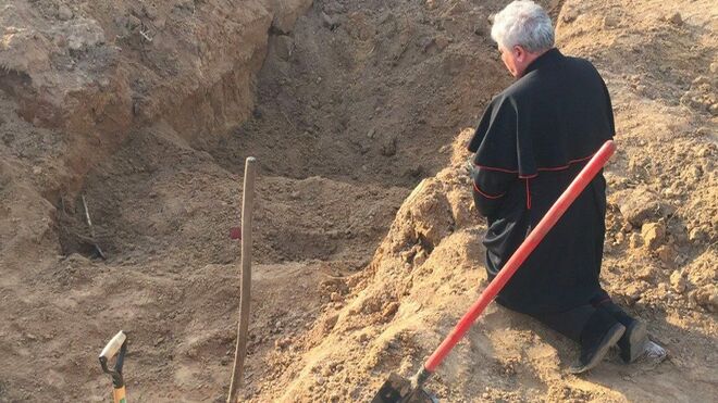Cardenal Krajewski en Ucrania ante una fosa común