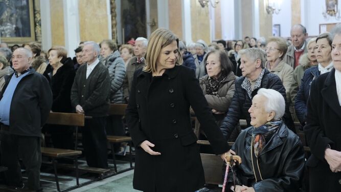 Asistentes ayer en la misa por las víctimas del barrio Campanar, Valencia