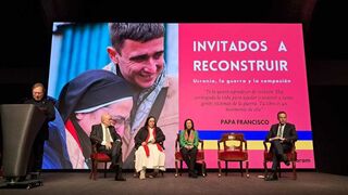 Margarita Robles, junto a sor Lucía Caram