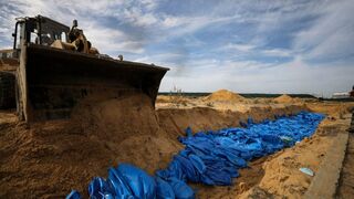 Fosa común tras un ataque israelí en Khan Younis, Gaza