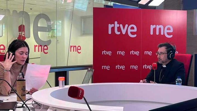 José Cobo, durante la entrevista en RNE