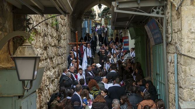 El vía crucis de los niños y los jóvenes en Jerusalén pidiendo la paz en Gaza