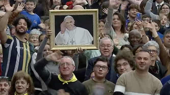 Fieles, con un cuadro del papa Francisco en la audiencia general