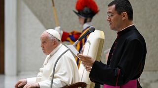 Francisco se somete a controles de salud en un hospital de Roma
