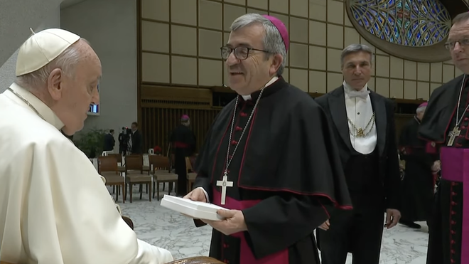 Luis Argüello entrega al Papa documentación sobre la causa de beatificación de Isabel la Católica