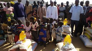 El obispo Dabiré con algunos refugiados cristianos y musulmanes