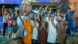 Líderes indígenas alzan el puño de forma reivindicativa