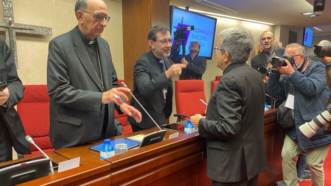 Cobo y Argüello se saludan en presencia del cardenal Omella