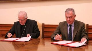 Monseñor José Ángel Saiz y José Luis Sanz firman el convenio