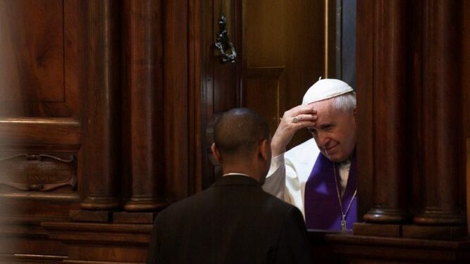 Francisco confesando a un sacerdote