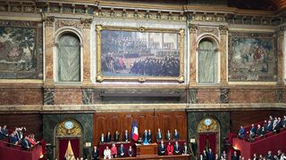 La Asamblea francesa vota incluir el aborto como derecho en la Constitución