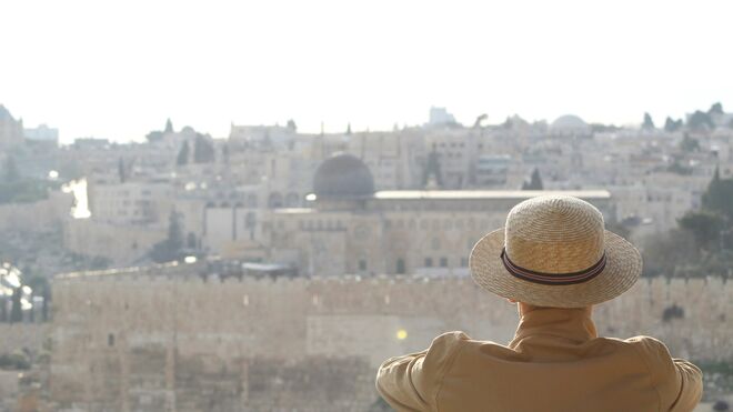 Un turista observa Jerusalén