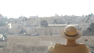 Un turista observa Jerusalén