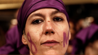 Una mujer en un acto del 8 de marzo
