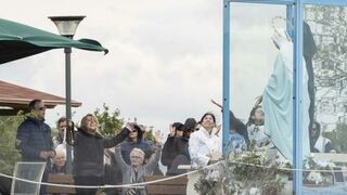 La supuesta vidente, con la Madonna de Trevignano