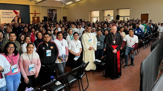 El cardenal Aguiar con los jóvenes de la archidiócesis