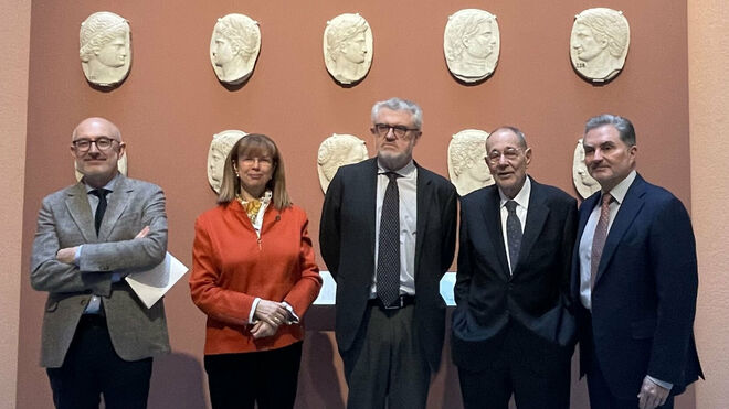 A la derecha, Tomás Ruiz, director general de OHLA, acompañado del equipo directivo y parte del equipo técnico del Museo