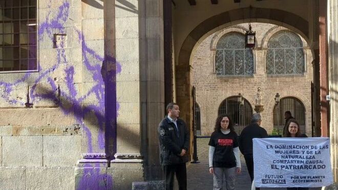 Activistas protestan por la actitud de la Iglesia en Barcelona