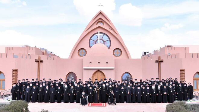 Los miembros del sínodo de la Iglesia copta, encabezados por Tawadros II