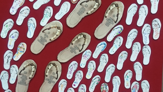 Las huellas de Jesús y las de los niños y niñas que le acompañan