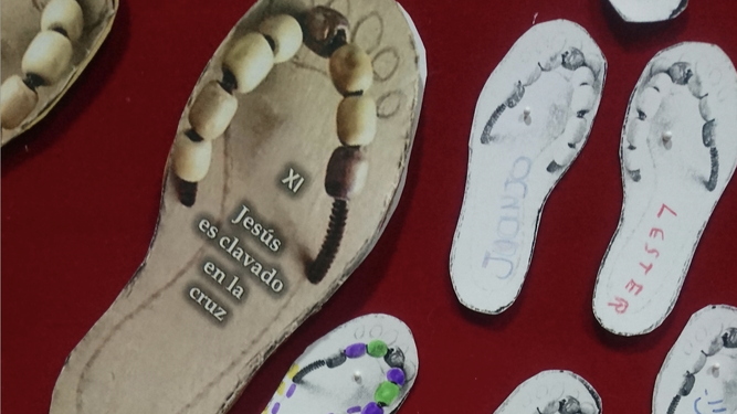 Las sandalias de los niños y niñas, al lado de las de Jesús