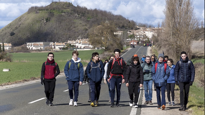 Un grupo de jóvenes, en ruta hacia Javier