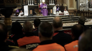 El arzobispo y los bomberos, en la catedral de Valencia