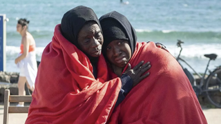 Dos migrantes tras su llegada a Canarias