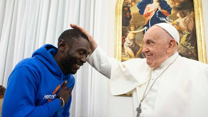 Francisco bendice en el Vaticano a un migrante subsahariano