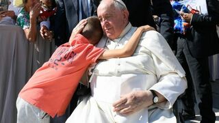 Un niño abraza al papa Francisco
