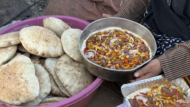 Comida tras romper el ayuno que marca el ramadán en  Rafah