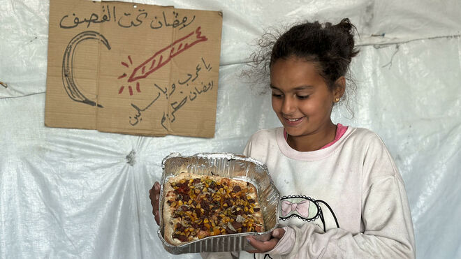 Una niña en un campo de refugiados en Rafah, tras el ayuno que marca el ramadán