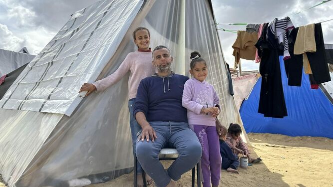 Una familia en un campo de refugiados en Rafah, Gaza