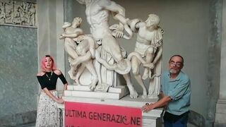 Activistas climáticos que pegaron sus manos a la base del Laocoonte