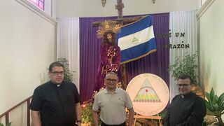 Edgar Gamboa, a la izda, y los sacerdotes exiliados y desnacionalizados, Harving Padilla y Uriel Vallejos
