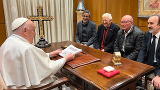 Momento de la entrega al Papa del libro en su apoyo