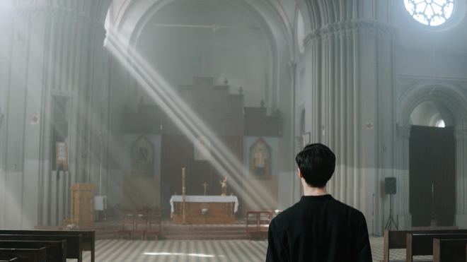 Un joven sacerdote en una iglesia