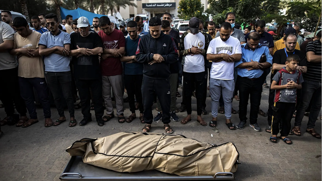 Un grupo de paslestinos reza ante un cadáver en Jan Yunis, Gaza