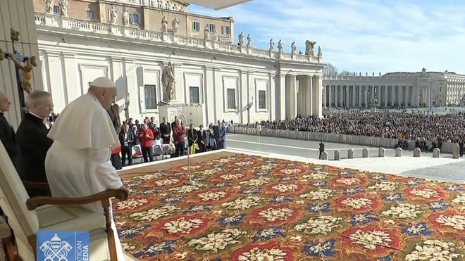 El Papa, ante los fieles en la plaza de San Pedro