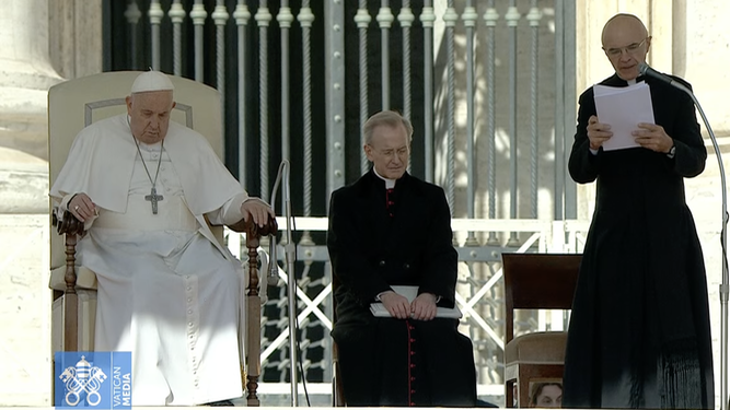 Un ayudante lee la catequesis del Papa en la audiencia general