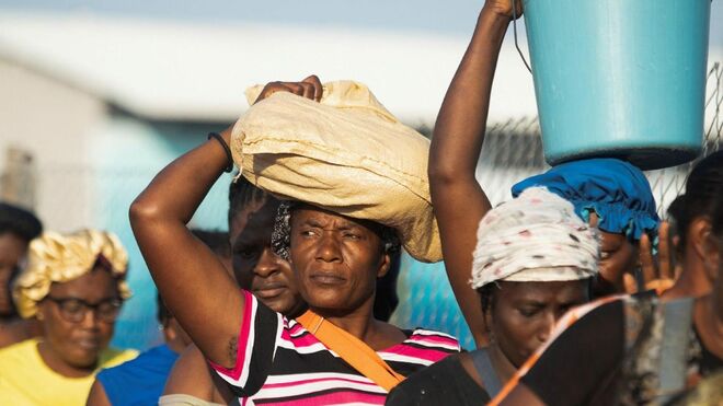 Haitianos transportan productos de la frontera entre República Dominicana y Haití