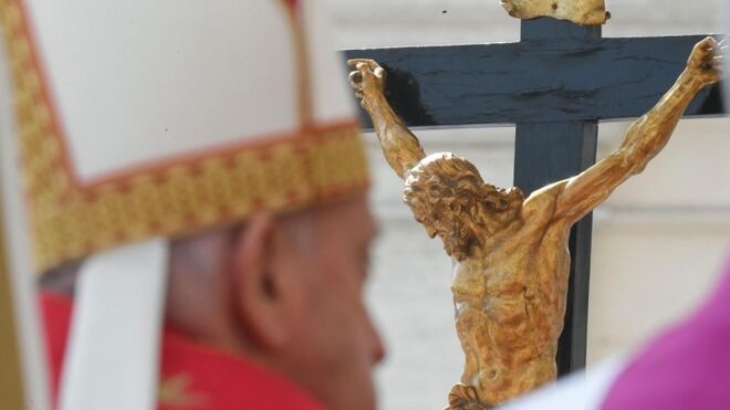 Francisco, ante el Crucifijo en el Domingo de Ramos