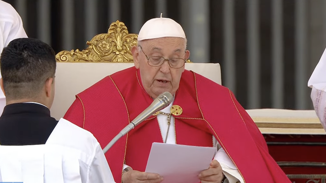 Francisco, durante el rezo del Angelus