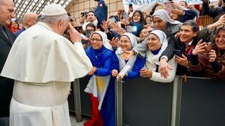 Religiosas saludan al Papa en una audiencia